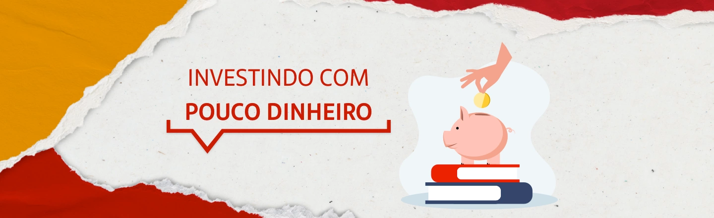 Na imagem temos um texto à esquerda com a frase 'Investindo com pouco dinheiro'. Já à direita, temos uma ilustração que representa um cofre em formato de porco em cima de livros com um mão colocando uma moeda dentro.